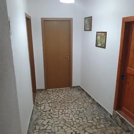 Santa Room-old Bazaar Center-gjirokaster Гостевой дом Гирокастра