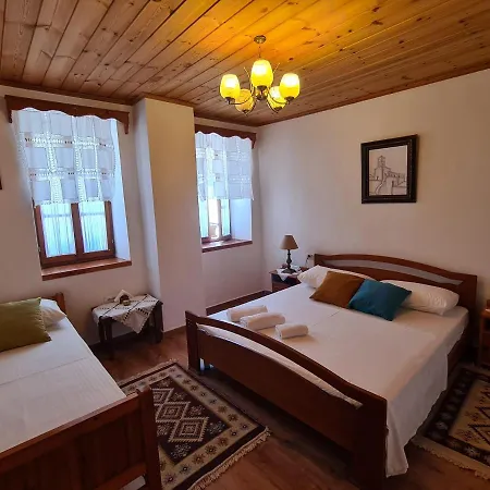 Santa Room-old Bazaar Center-gjirokaster Гостевой дом Гирокастра