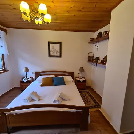 Santa Room-old Bazaar Center-gjirokaster Гостевой дом Гирокастра