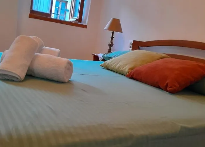 Santa Room-old Bazaar Center-gjirokaster Gasthof 3*