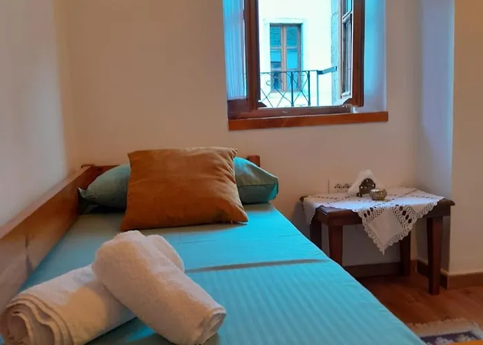 Santa Room-old Bazaar Center-gjirokaster Gasthof 3*